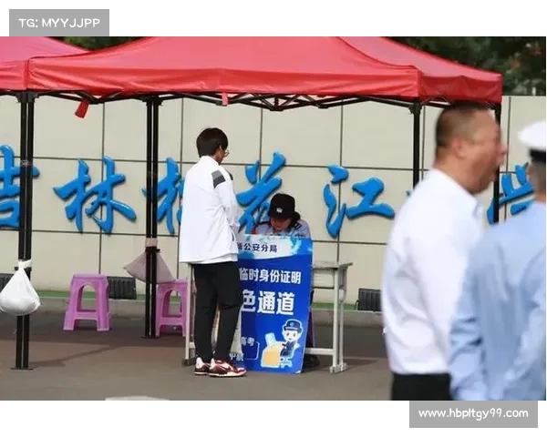 靖远小球迷冲进赛场求签名 保安化身人墙快递护航中心 靖远小球迷冲进赛场求签名 保安化身人墙快递护航中心